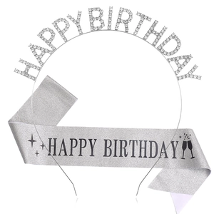 Détail du bandeau en strass argentés et de l'écharpe pailletée pour coffret anniversaire