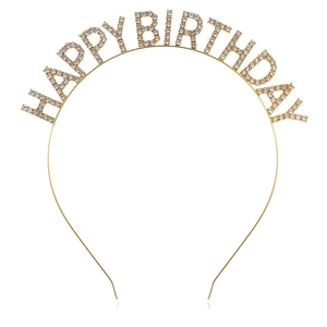 Détail macro du serre-tête HAPPY BIRTHDAY avec cadre doré et strass brillants étincelants