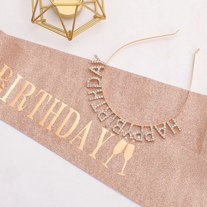 Détail de l'écharpe d'anniversaire or rose et de l'ensemble tiare en strass