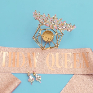 Détail de l'écharpe Birthday Queen avec couronne en cristal rose et boucles