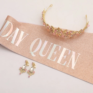 Coffret anniversaire or rose avec couronne en cristal, boucles d'oreilles et écharpe rose