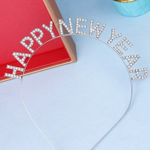 Détail du serre-tête argenté HAPPY NEW YEAR avec strass pour les célébrations de fête