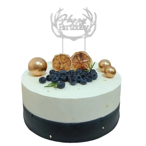 Details des silbernen Happy Birthday Kuchendekors mit elegantem Rentiergeweih-Design