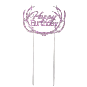Detailaufnahme der silbernen Kuchendekoration mit rosa Strass und Happy Birthday Motiv