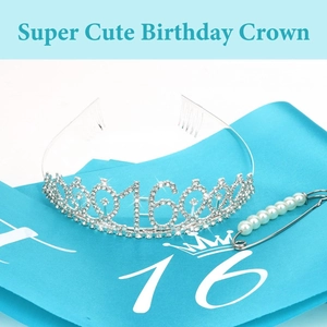 Détail du kit 16 ans avec diadème argenté écharpe bleue et épingle à perles