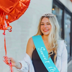 Coffret d'anniversaire Sweet 16 avec écharpe bleue et diadème argenté pour filles