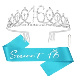 Détails du kit Sweet 16 avec diadème argenté, écharpe bleue et épingle à perles