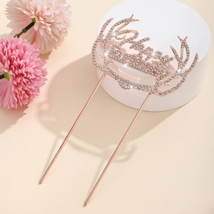 Makro-Detail des Tortensteckers mit Hirschgeweih und Krone in Roségold mit Strass