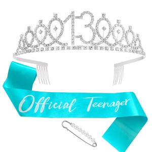 Détail du kit 13e anniversaire avec tiare argentée et écharpe bleue Official Teenager