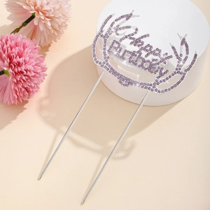 Detailansicht silberner Happy Birthday Tortenaufsatz mit lila Strass-Geweihen