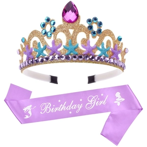 Détail de l'ensemble d'anniversaire sirène avec couronne dorée et écharpe en satin violet