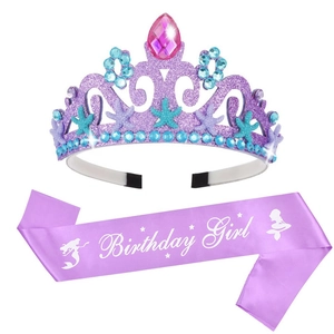 Détail de la couronne d'anniversaire sirène violette avec bijoux étoile de mer et écharpe