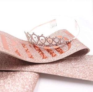 Détail de l'écharpe pailletée or rose avec texte et d'un diadème élégant en strass