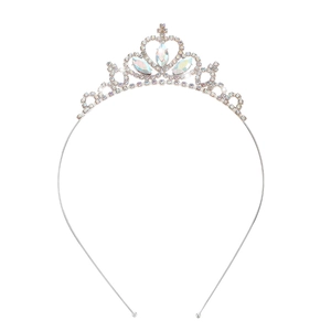 Détail du diadème argenté orné de strass irisés AB sur un fond blanc épuré