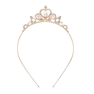 Détail du diadème d'anniversaire en or rose avec cœur en cristal et pierres marquises