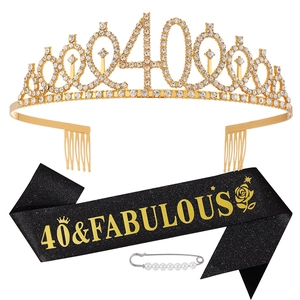 Détail du kit 40e anniversaire avec couronne dorée et écharpe noire 40 & Fabulous