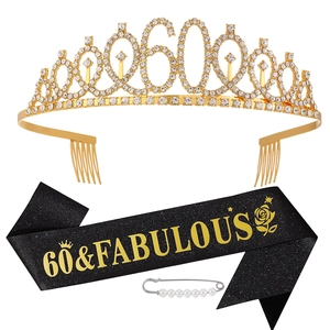 Détail du kit 60e anniversaire avec couronne dorée en strass et écharpe à paillettes