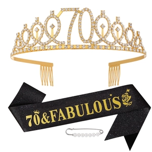 Détail de la tiare dorée 70 ans et écharpe noire scintillante 70 & Fabulous avec épingle