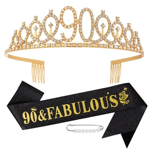 Détail du kit 90e anniversaire avec diadème doré en strass et écharpe en tissu noir