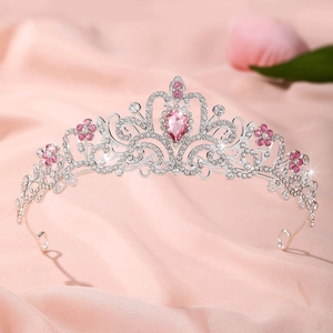 Détails de la couronne argentée avec cristal rose en forme de goutte et fleurs en strass