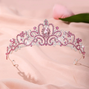Gros plan de la couronne de mariée avec cristaux roses et pierre précieuse
