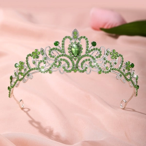 Détail d'une tiare de mariée argentée ornée de cristaux verts et d'une pierre en goutte