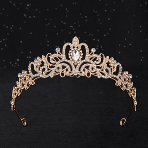 Détail de la couronne dorée avec motifs en filigrane et cristal en forme de poire brillant
