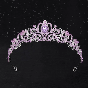 Détail d'une couronne de mariée argentée avec pierre précieuse violette en cœur