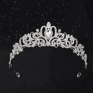 Vue détaillée d'une couronne de mariée argentée aux motifs évidés et pierres en goutte