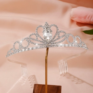 Couronne de princesse argentée élégante avec strass en cœur et gemme centrale en forme de poire