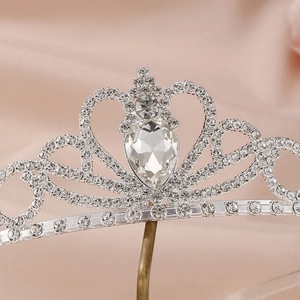 Diadème en cœur argenté avec strass brillants et pierre centrale en forme de poire