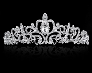 Détail du diadème de mariée argenté avec strass et cristal en goutte sur fond noir chic