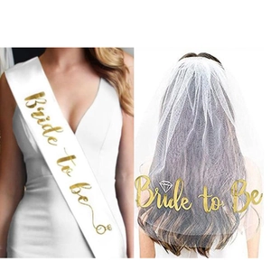 Ensemble Bride to Be avec écharpe en satin blanc et voile de mariée multicouche doré