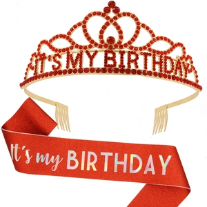 Ensemble d'anniversaire avec couronne dorée, strass rouges et écharpe rouge scintillante