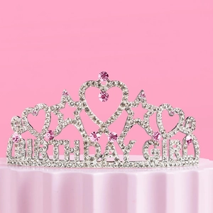 Tiara Birthday Princess in argento con strass scintillanti su sfondo rosa pastello