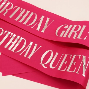 Écharpe en satin magenta avec marquage argenté Birthday Queen et Birthday Girl brillant