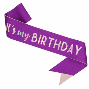 Détail de l'écharpe It's my Birthday à paillettes violettes avec lettrage argenté