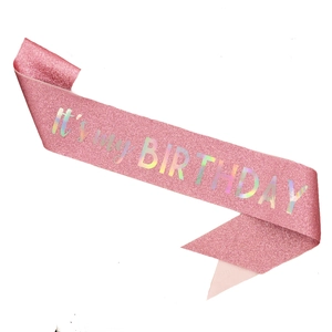 Détail de l'écharpe rose pailletée avec inscription holographique It's my Birthday