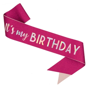 Détail de l'écharpe rose fuchsia pailletée avec texte irisé It's my BIRTHDAY