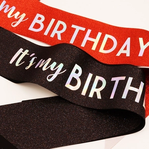 Écharpe d'anniversaire pailletée avec texte It's My Birthday en noir et rouge