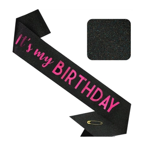 Écharpe d'anniversaire noire à paillettes avec texte rose et épingle de sûreté dorée