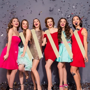 Cinq écharpes en satin doré vierges pour fêtes et événements portées par six femmes en groupe