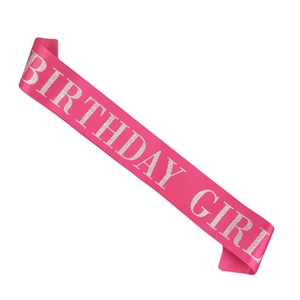 Écharpe d'anniversaire en satin rose fuchsia avec lettrage argenté scintillant