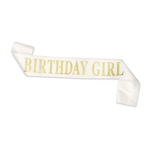 Écharpe en satin blanc Birthday Girl avec lettrage doré brillant pour fêtes d'anniversaire
