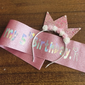 Ensemble écharpe rose pailletée et serre-tête couronne pour fête de 5ème anniversaire