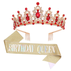 Goldene Birthday Queen Krone mit roten Strasssteinen und passende Glitzerschärpe Set