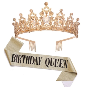 Detail von goldener Birthday Queen Schärpe und glitzerndem Kristall Kronen Diadem Set