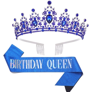 Makroaufnahme von blauem Strass-Diadem und Birthday Queen Glitzerschärpe im Set