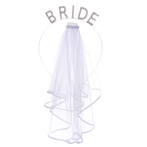 Détail du serre-tête de mariée avec lettres BRIDE en strass et voile en tulle blanc double