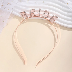 Détail du serre-tête BRIDE en or rose avec strass brillants pour enterrement de vie